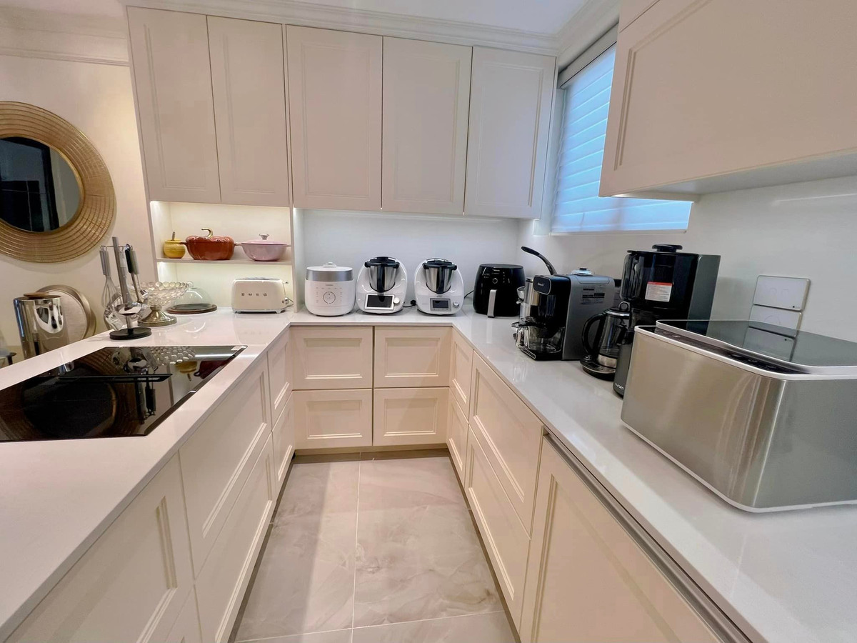 Cô chia sẻ: "Góc mình yêu nhất nhà đây. Bếp gọn là nhà gọn, bếp gọn cơm sẽ ngon. Muốn biết mức độ kỹ và khó tính "như ma" của bà Chi, cứ nhìn vào gian bếp".