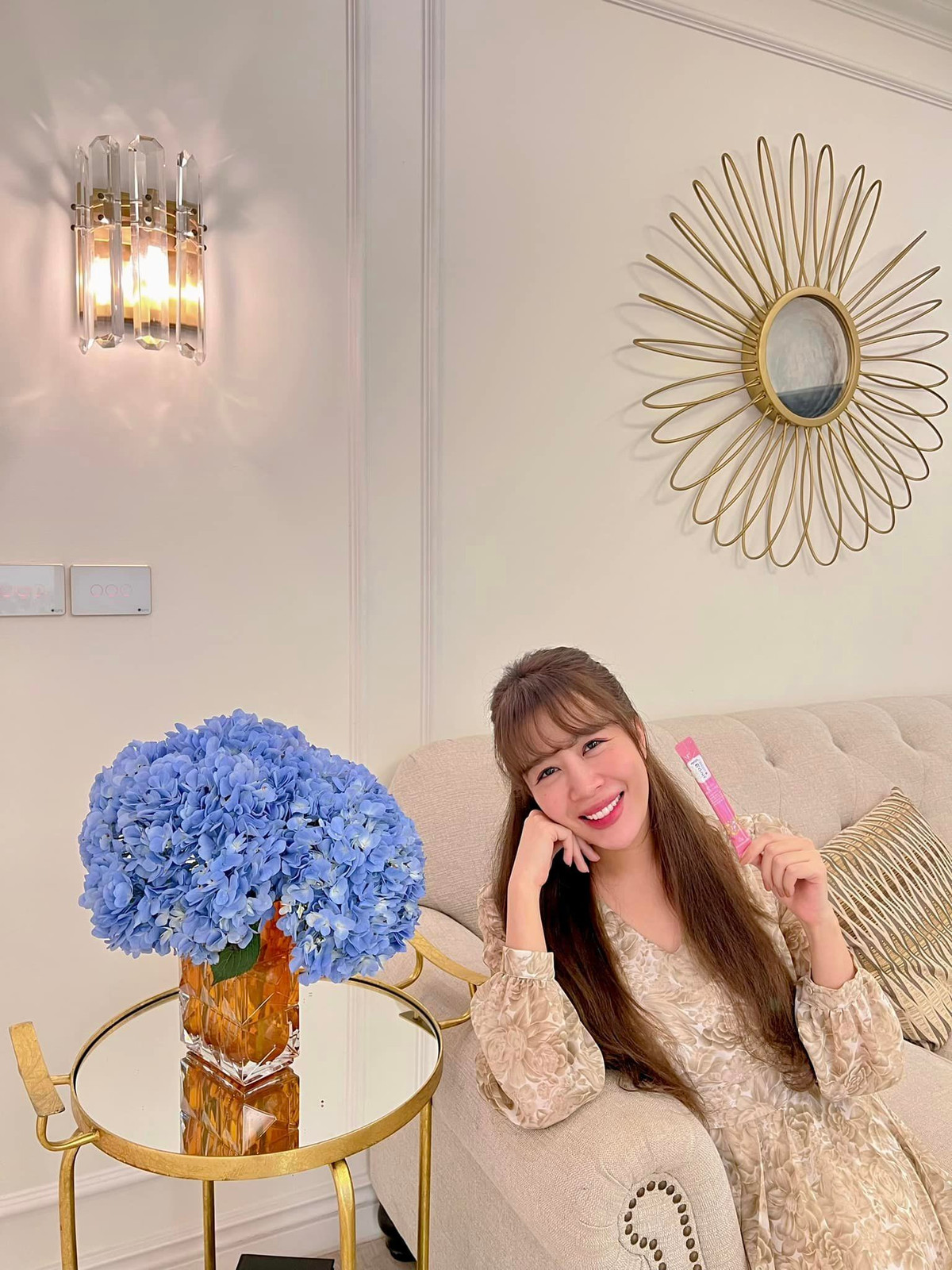 Cô đầu tư rất nhiều thiết bị nấu nướng tiện nghi như robot nấu ăn, máy nướng bánh mì, nồi chiên không dầu, nồi cơm điện...