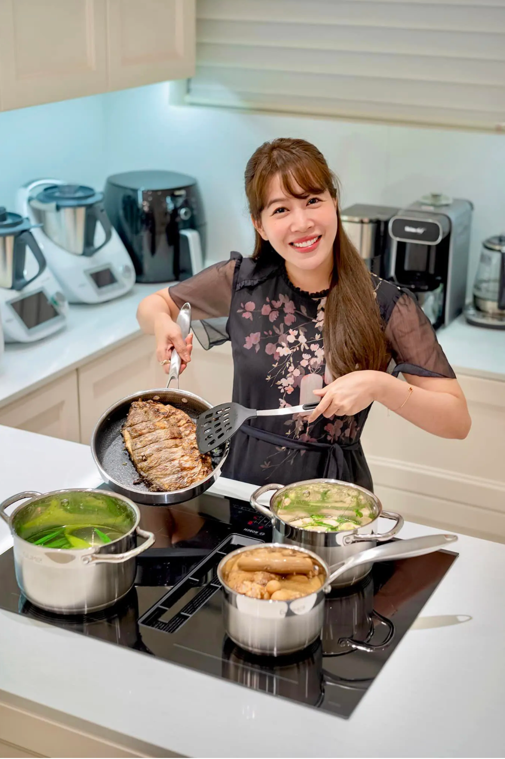 BTV VTV cho biết, thiết kế của căn bếp này là trăn trở, tâm huyết của cô vài tháng. Cô rút kinh nghiệm từ những bất tiện của bếp cũ; nghiên cứu đi nghiên cứu lại luồng sinh hoạt và các công năng, thiết bị thường sử dụng; sắp đặt, bố trí hợp lý hơn các ngăn/tủ.