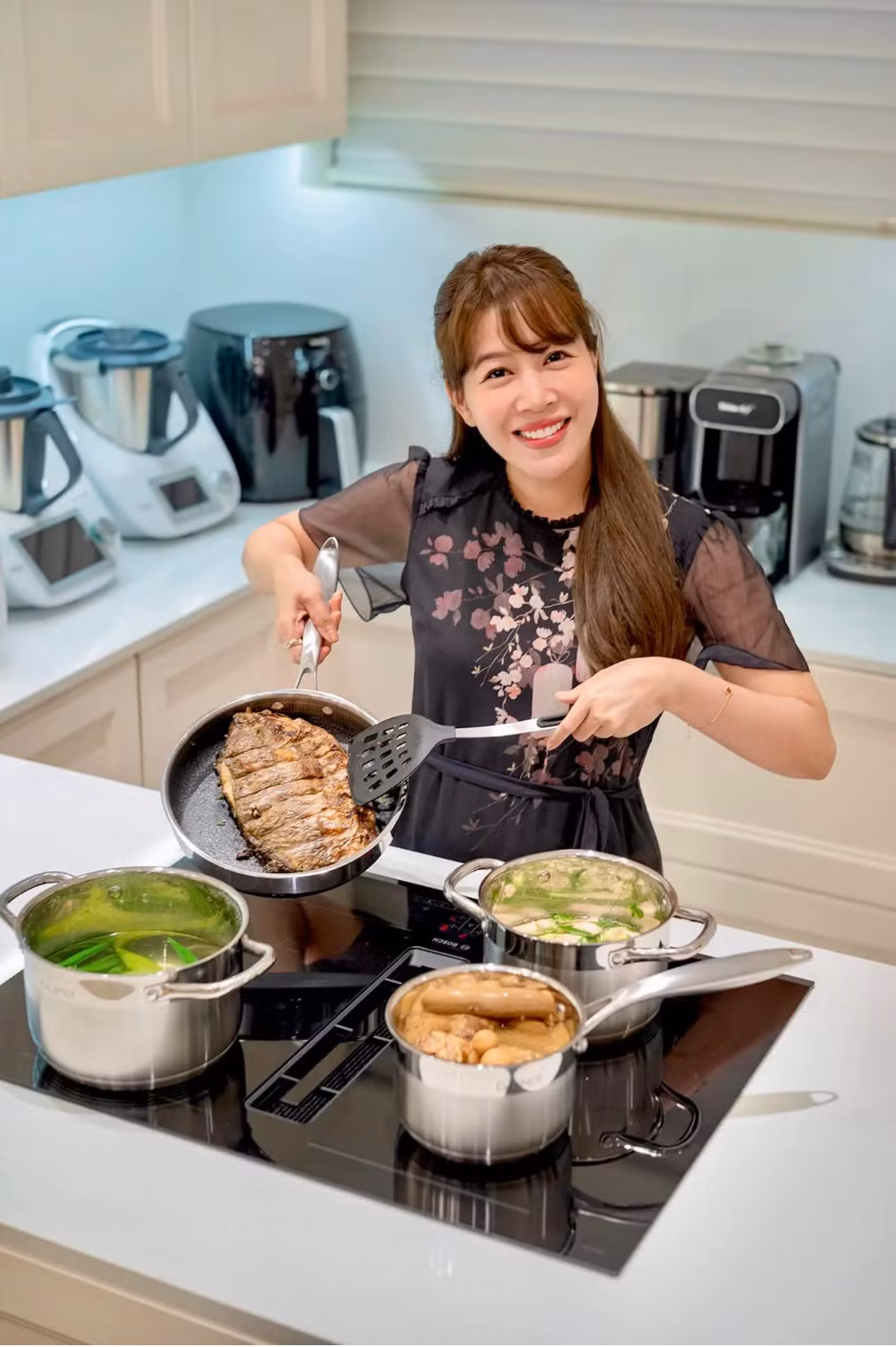 BTV VTV cho biết, thiết kế của căn bếp này là trăn trở, tâm huyết của cô vài tháng. Cô rút kinh nghiệm từ những bất tiện của bếp cũ; nghiên cứu đi nghiên cứu lại luồng sinh hoạt và các công năng, thiết bị thường sử dụng; sắp đặt, bố trí hợp lý hơn các ngăn/tủ.