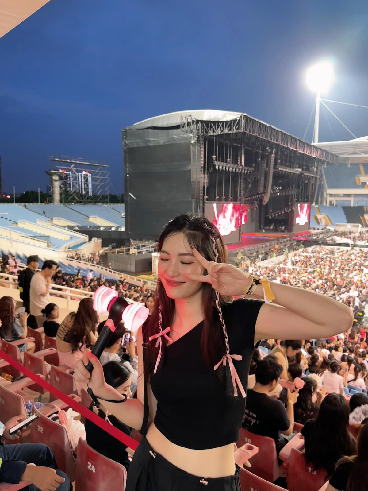 Diện áo croptop màu đen, nữ VĐV bóng chuyền Việt còn trang điểm xinh đẹp, tết tóc bím đáng yêu khác hẳn hình ảnh trên sàn đấu.