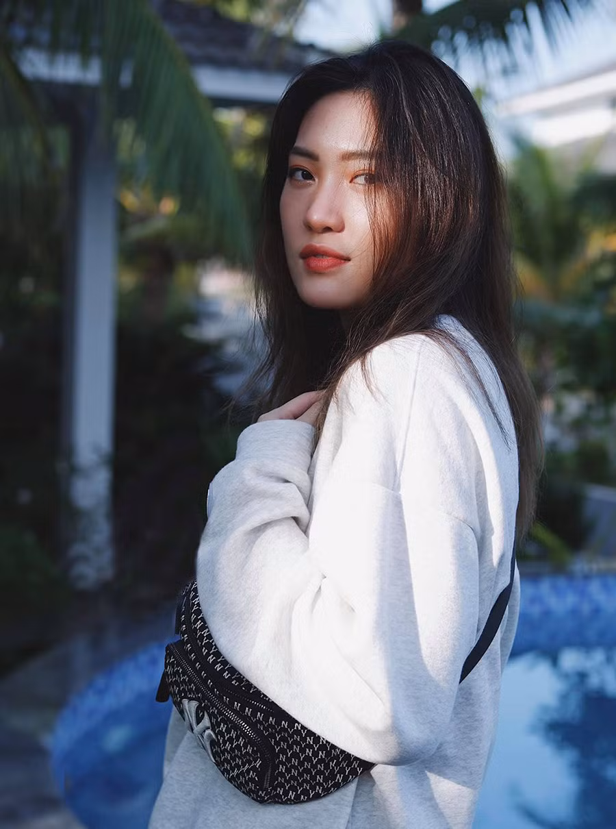 Khác với sự mạnh mẽ khi thi đấu, Việt Hương lại khá nữ tính và năng động ngoài đời thường.