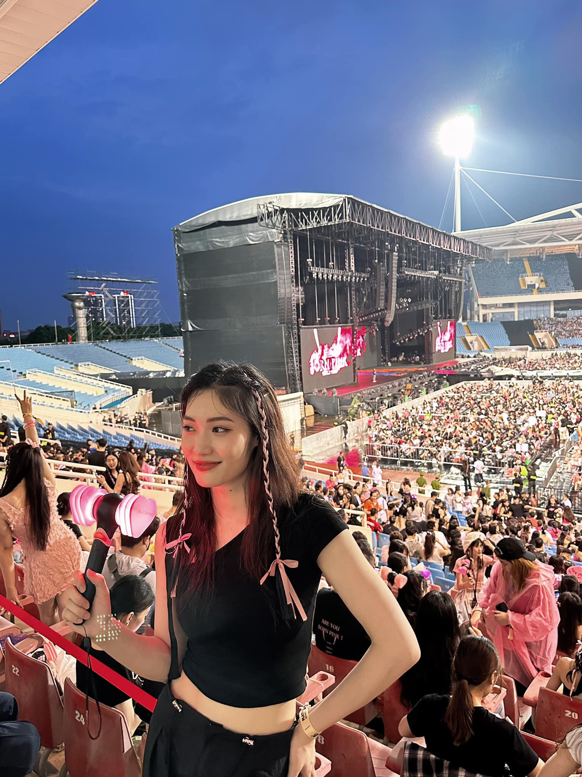 Mới đây, hot girl bóng chuyền Trần Việt Hương chia sẻ khoảnh khắc check in tại concert của BLACKPINK gây chú ý.