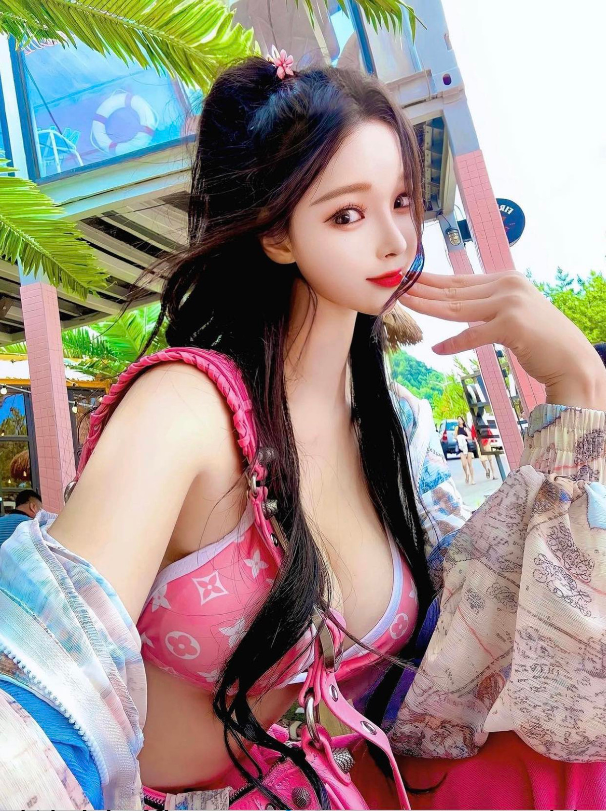 Cô nàng có phong cách vừa gợi cảm vừa tiểu thư, sang chảnh. Có lẽ chính phong cách này đã khiến Seo Yoo A thu hút hơn.