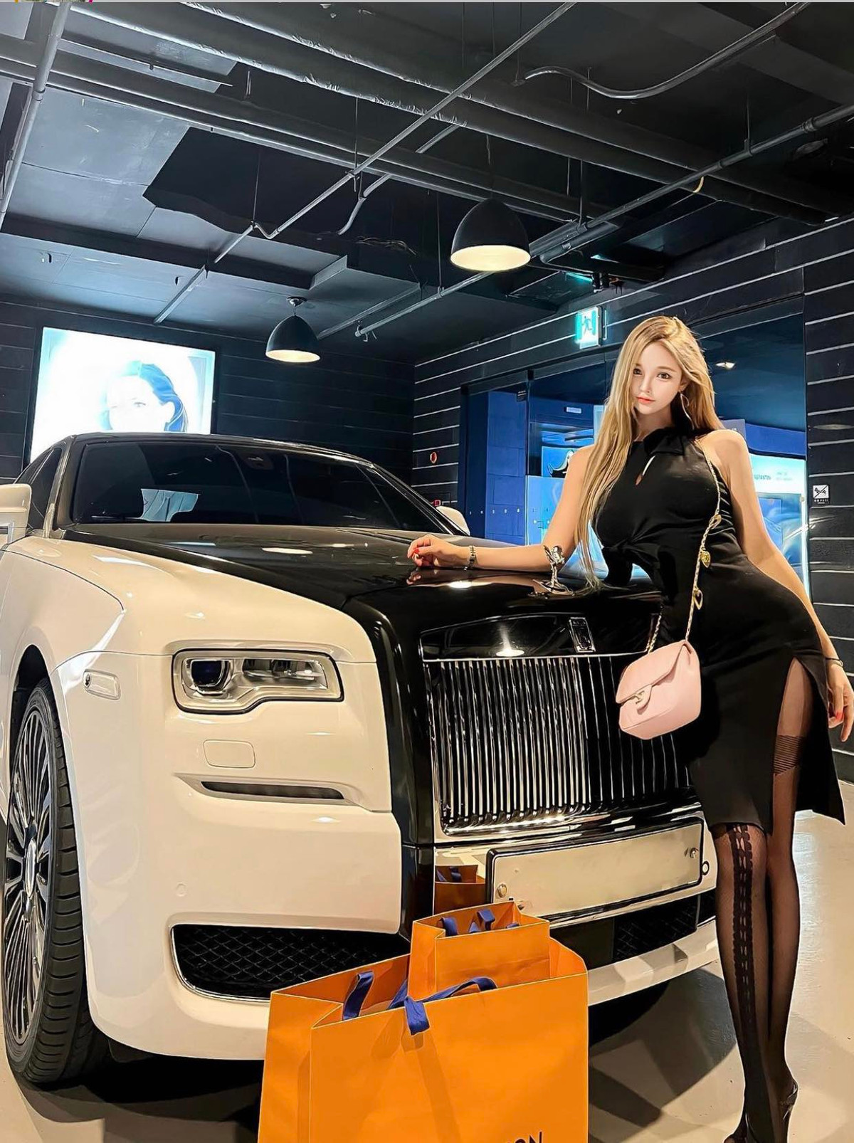 Không giống như những hot girl Hàn Quốc khác, Seo Yoo A không theo hẳn phong cách gợi cảm.