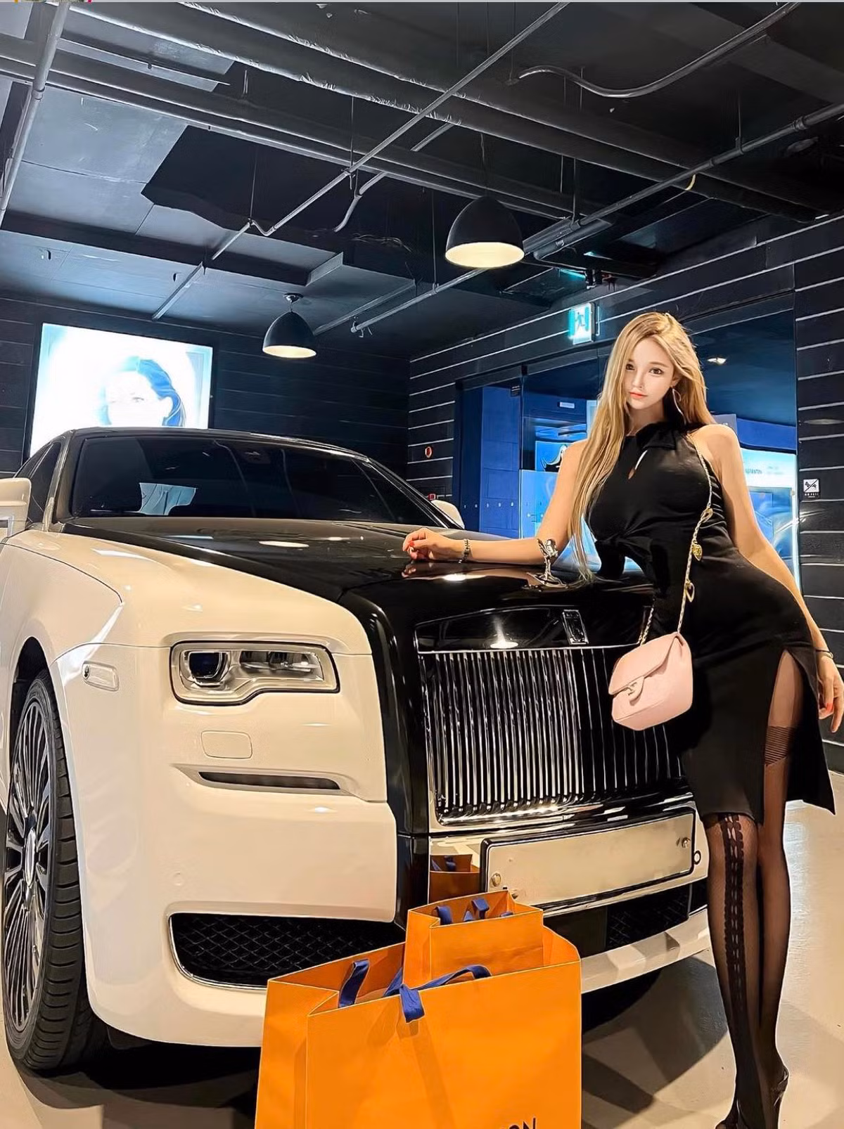 Không giống như những hot girl Hàn Quốc khác, Seo Yoo A không theo hẳn phong cách gợi cảm.