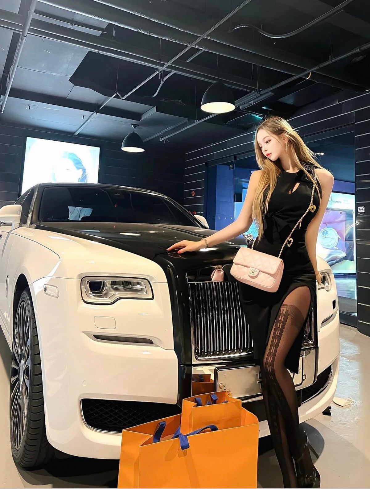 Nàng " búp bê sống" Seo Yoo A là một trong những hot girl nổi tiếng Hàn Quốc.