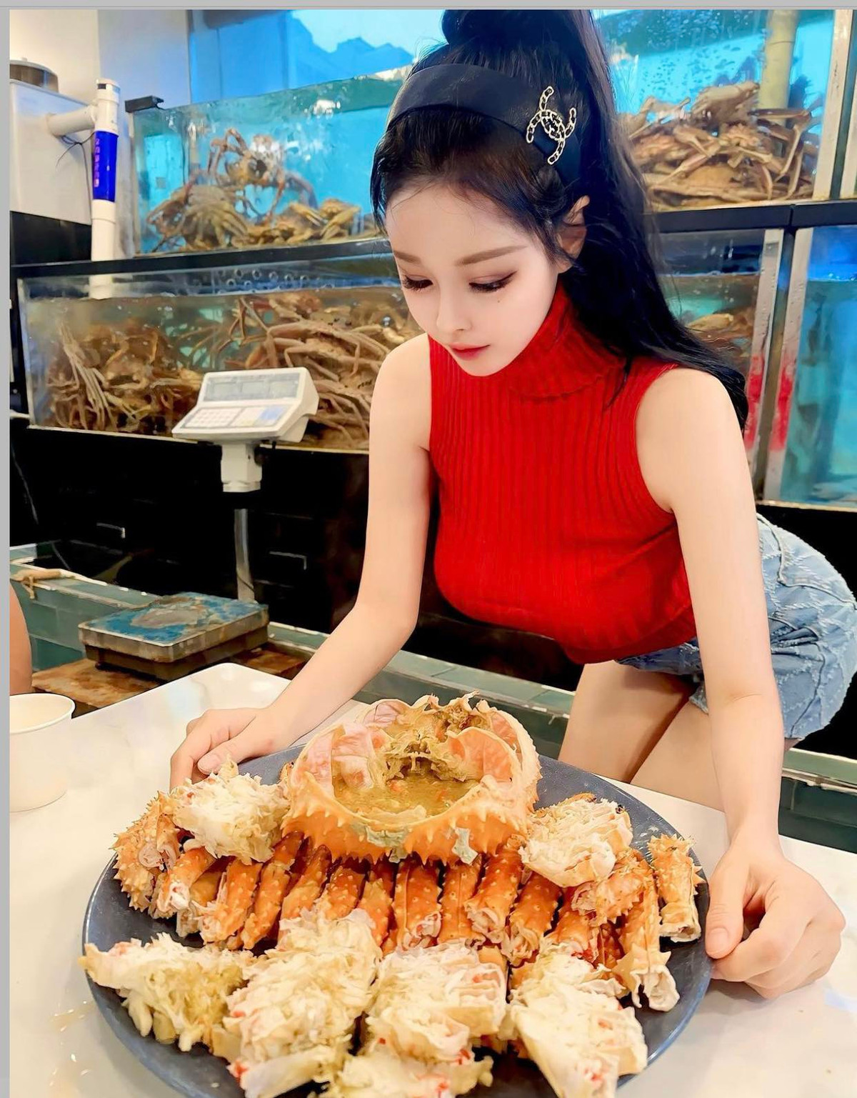 Nhờ khuôn mặt xinh đẹp, cơ thể bốc lửa với vòng một khủng, vòng eo nhỏ nhắn và vòng ba trái đào, Seo Yoo A còn được gọi là "búp bê sống".