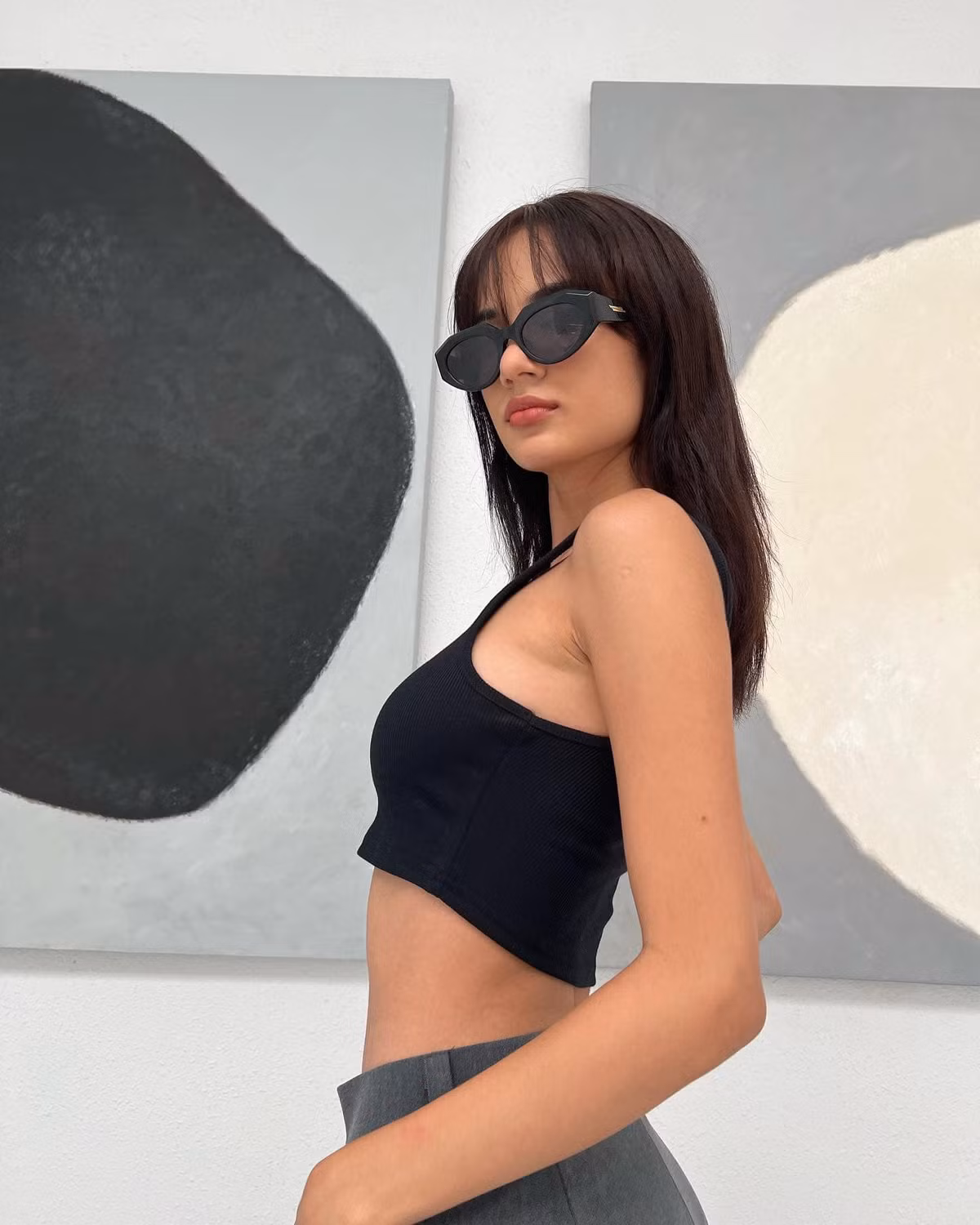 Chân dài sinh năm 2000 cũng là cái tên được các thương hiệu lựa chọn làm mẫu ảnh quảng cáo.