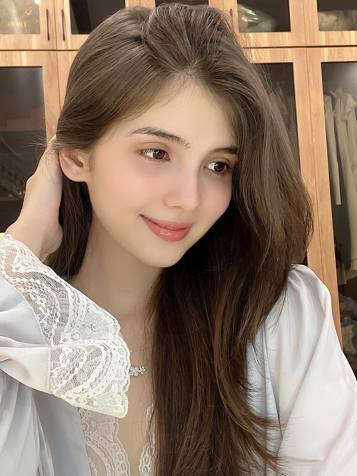 Hot girl lai sở hữu gương mặt thanh thoát, sống mũi cao và đôi mắt nâu thu hút. Cô trở thành cái tên được nhiều nhãn hàng lựa chọn mời đóng quảng cáo.