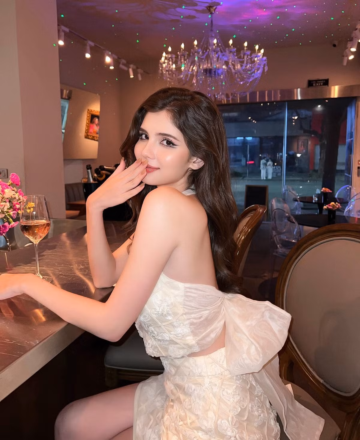  Hot girl Xuân Mai là con lai có bố là người Úc, còn mẹ là người Việt. Cô có thể nói thông thạo cả tiếng Anh và tiếng Việt.