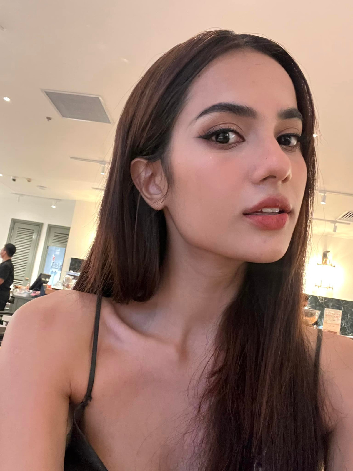 Emma Lê (tên thật Emma Maria Fernandez Lê, sinh năm 2000) là hot girl có tiếng, cô mang hai dòng máu Việt Nam - Tây Ban Nha và có thể nói thông thạo 4 thứ tiếng.