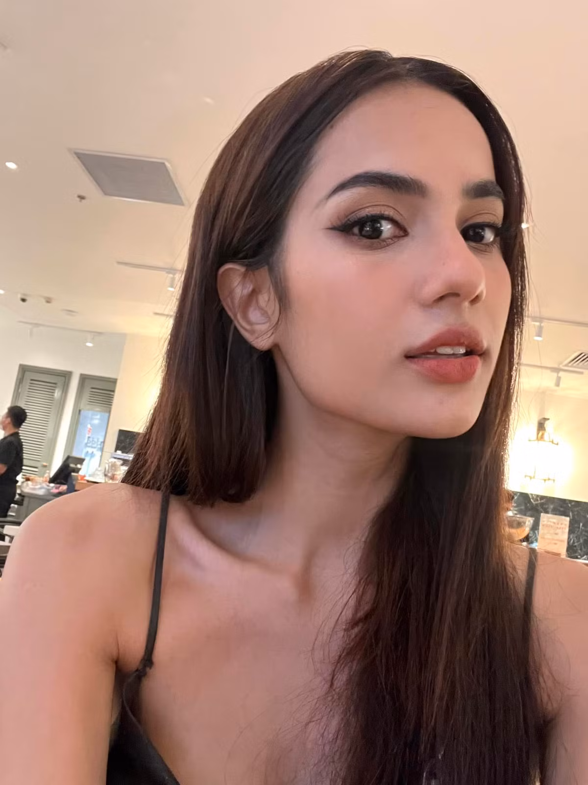 Emma Lê (tên thật Emma Maria Fernandez Lê, sinh năm 2000) là hot girl có tiếng, cô mang hai dòng máu Việt Nam - Tây Ban Nha và có thể nói thông thạo 4 thứ tiếng.