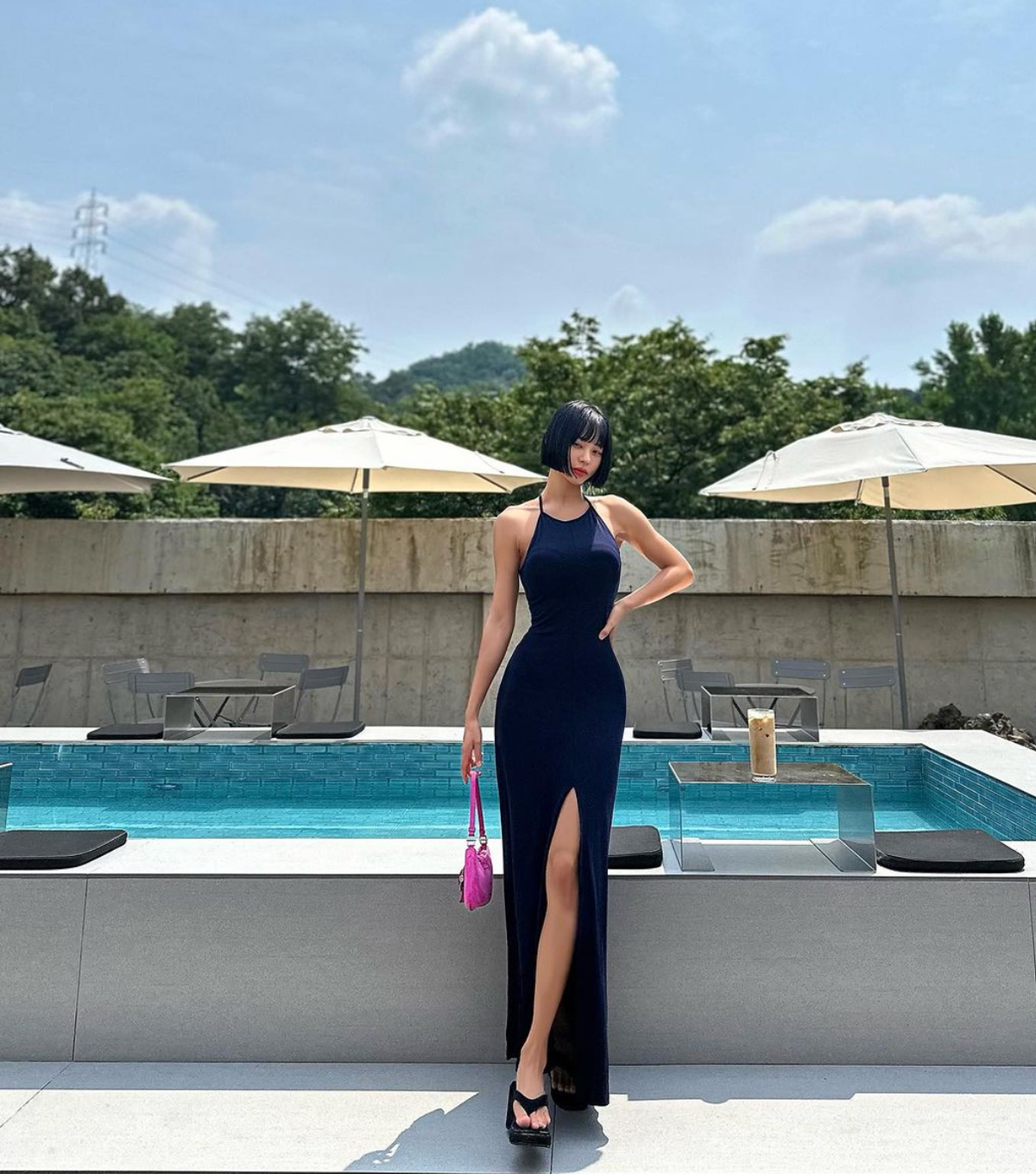 Mọi đường nét trên cơ thể của Khyunee đều toát lên sự săn chắc, không chút mỡ thừa với vòng 1 căng đầy.