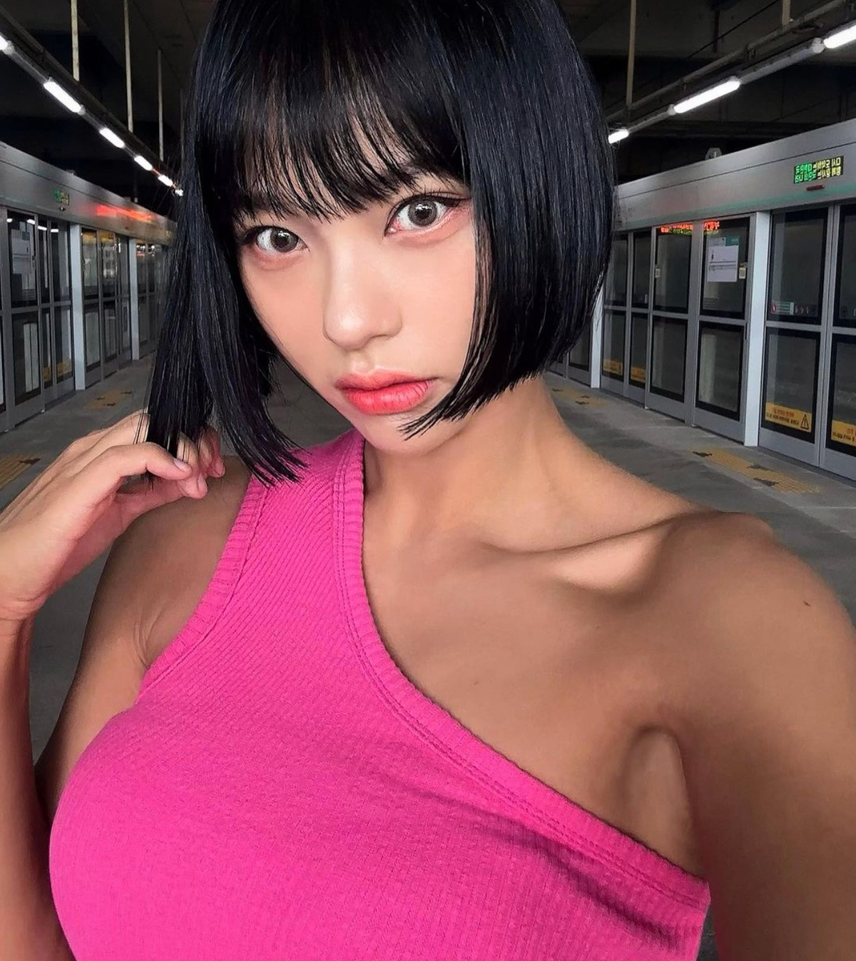 Vốn là người mẫu, blogger thể thao cho nên Khyunee thường xuyên chia sẻ kinh nghiệm tập luyện và các bài tập của mình trên trang cá nhân.