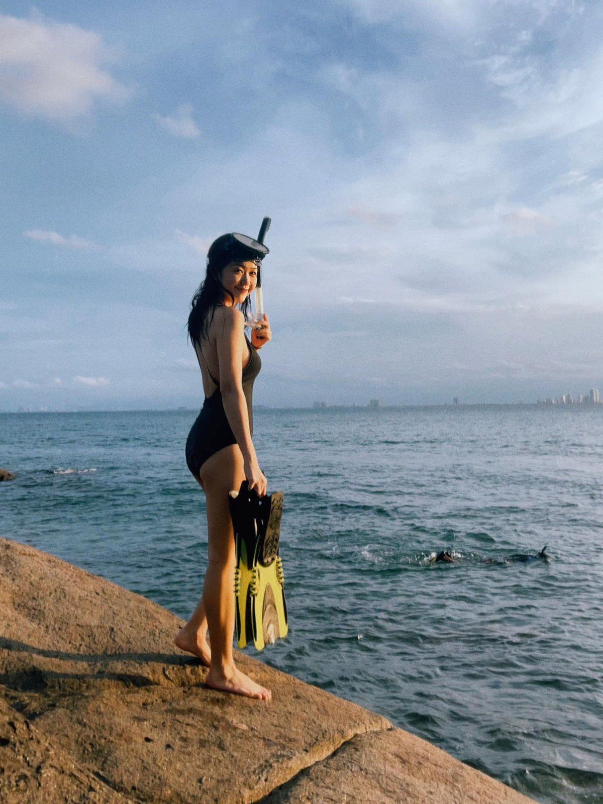 Đặc biệt, trong những hình ảnh khi xuống nước, 3 vòng chuẩn chỉnh của mỹ nhân Đà Nẵng cùng làn da trắng mịn của cô vẫn được khắc họa rõ nét.