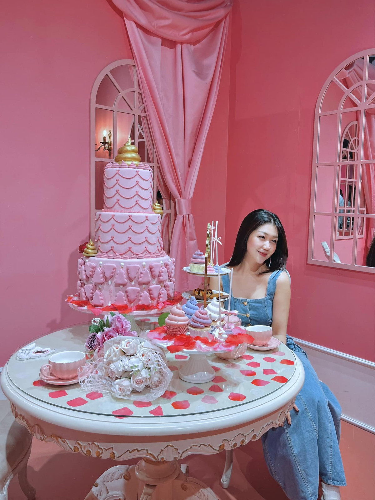 Bên dưới phần bình luận, các fan xuýt xoa khen ngợi vóc dáng đẹp không góc chết của của nữ tiếp viên trưởng xinh đẹp.