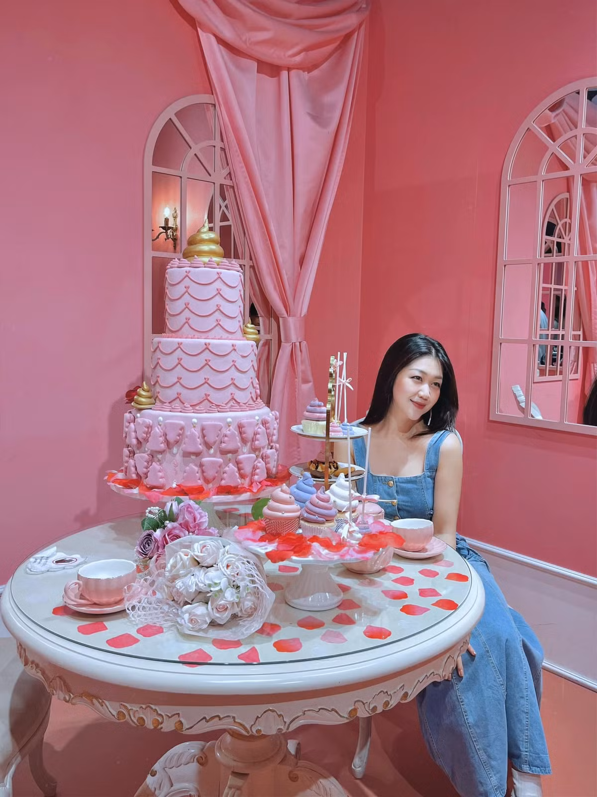 Bên dưới phần bình luận, các fan xuýt xoa khen ngợi vóc dáng đẹp không góc chết của của nữ tiếp viên trưởng xinh đẹp.