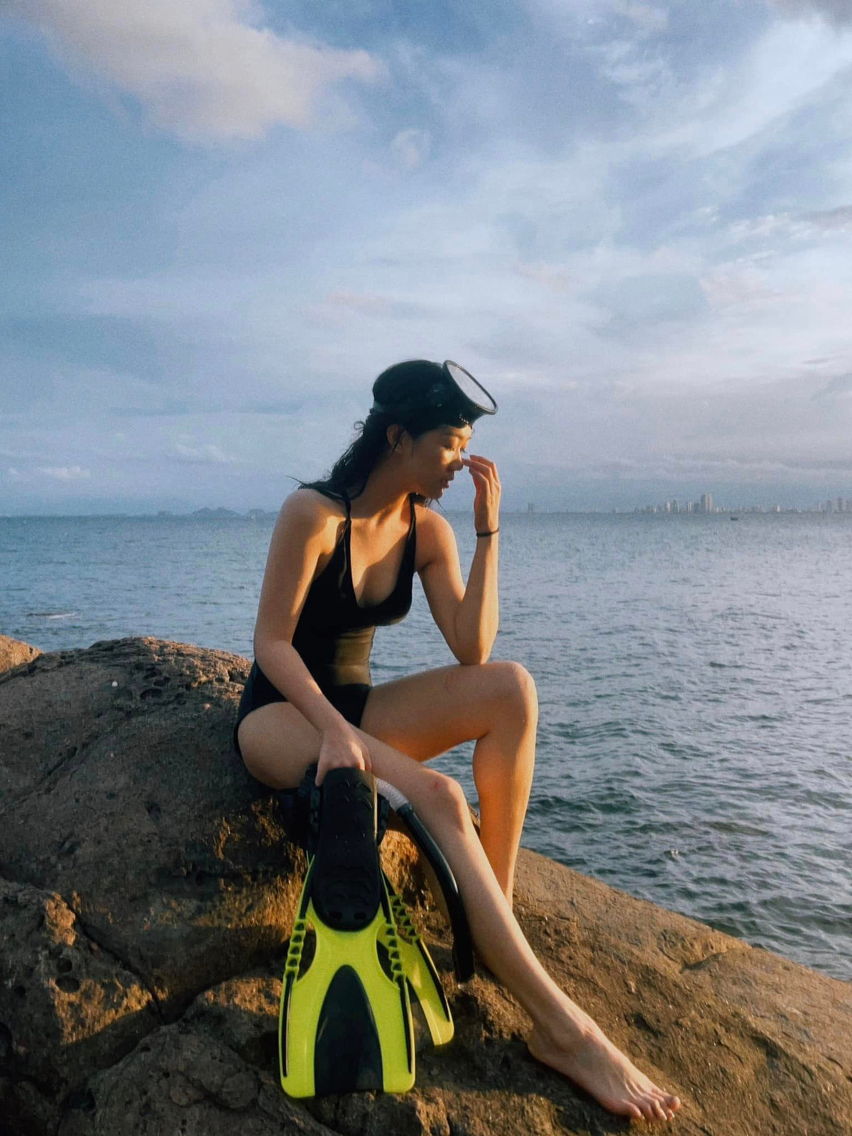 Mới đây, Tôn Nữ Nam Phương gây sốt khi chia sẻ loạt ảnh đi lặn biển. Cô diện bộ áo tắm, khoe trọn vóc dáng nuột nà khiến bao người trầm trồ.