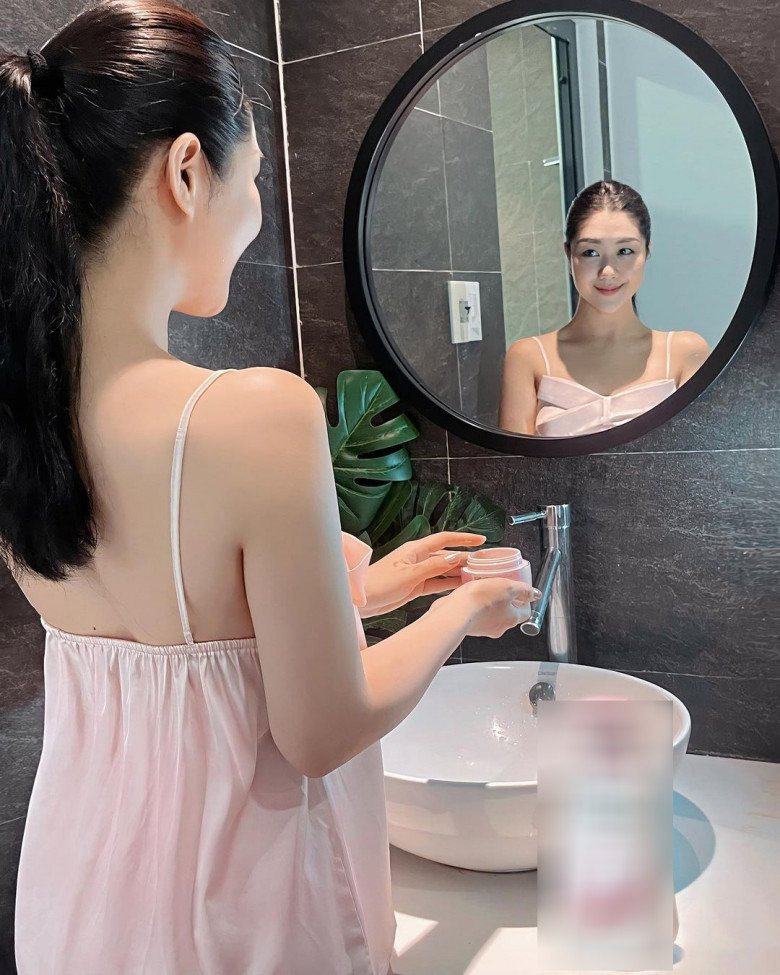 Ngoài nhan sắc, Nam Phương còn chứng minh sự tài giỏi của mình khi chỉ mất 8 năm để đổi màu áo xanh lên vàng - từ tiếp viên hàng không lên thành tiếp viên trưởng của hãng hàng không quốc gia. Ảnh: FBNV