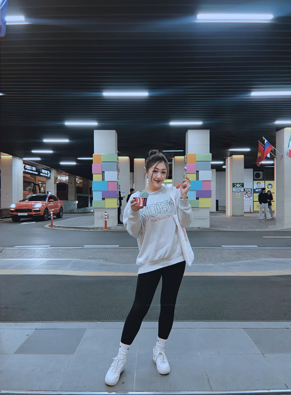 Dù có lợi thế về nhan sắc, 9x không chọn tham gia thêm cuộc thi sắc đẹp nào hay dấn thân vào nghệ thuật, mà chọn ngành hàng không để gắn bó.