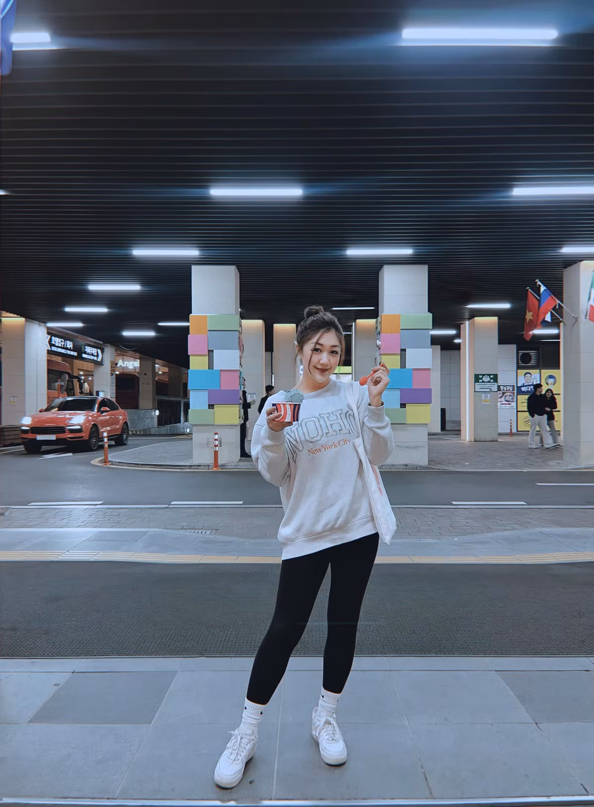 Dù có lợi thế về nhan sắc, 9x không chọn tham gia thêm cuộc thi sắc đẹp nào hay dấn thân vào nghệ thuật, mà chọn ngành hàng không để gắn bó.