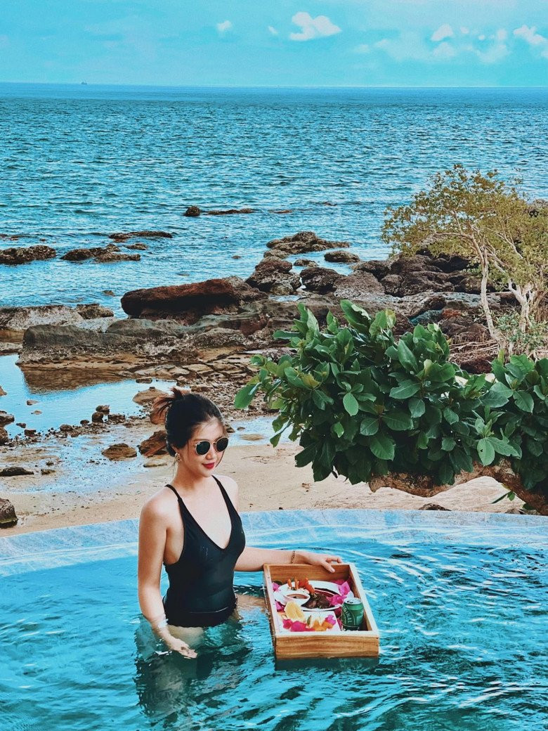 Trên mạng xã hội, Tôn Nữ Nam Phương khá nổi tiếng với trang cá nhân Instagram gần 70.000 lượt theo dõi, truyền tải năng lượng tích cực.