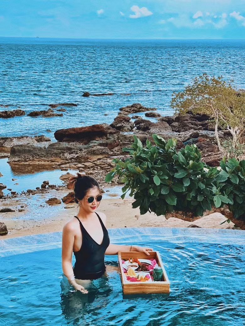 Trên mạng xã hội, Tôn Nữ Nam Phương khá nổi tiếng với trang cá nhân Instagram gần 70.000 lượt theo dõi, truyền tải năng lượng tích cực.