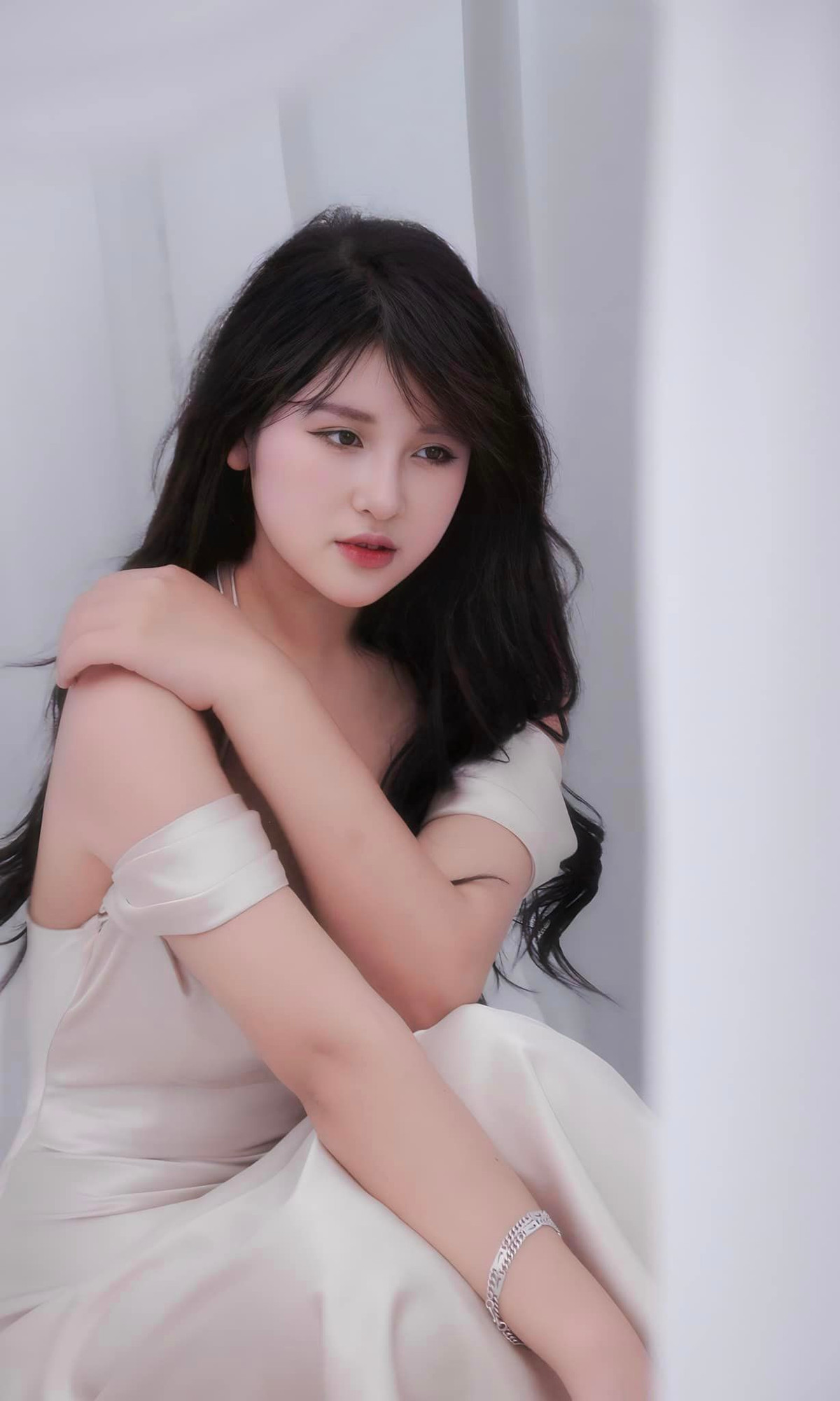 Khi đi dạy, cô mặc đồ thanh lịch, kín đáo. Còn trong cuộc sống hàng ngày cô thích những bộ trang phục trẻ trung, thoải mái.