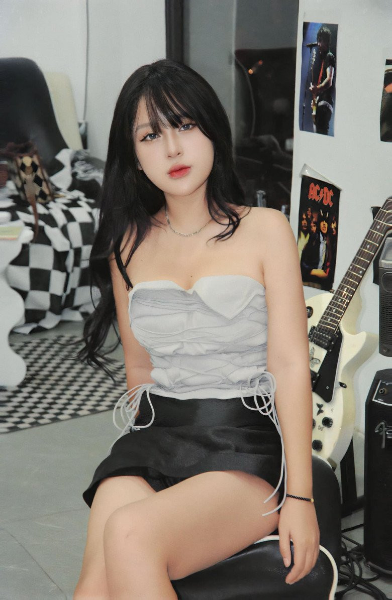 Cô giáo hot girl Trần Thanh Nga sinh năm 1998, tốt nghiệp loại Giỏi ngành Sư phạm Vật lý, trường Đại học Giáo dục, Đại học Quốc gia Hà Nội. Hiện cô là giáo viên môn Vật lý, trường THPT Đào Duy Từ.