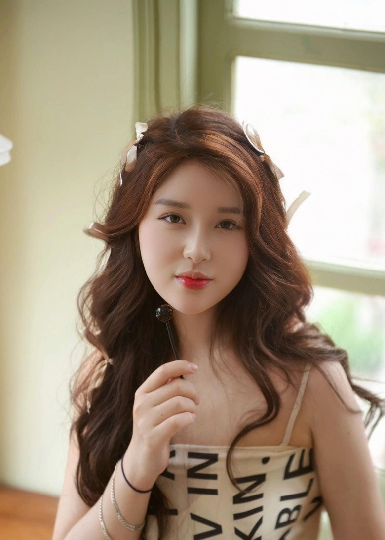 Trái ngược với hình ảnh cô giáo giản dị, Thanh Nga cũng nhiều phen làm người hâm mộ trầm trồ với những phong cách thời trang quyến rũ, cá tính.