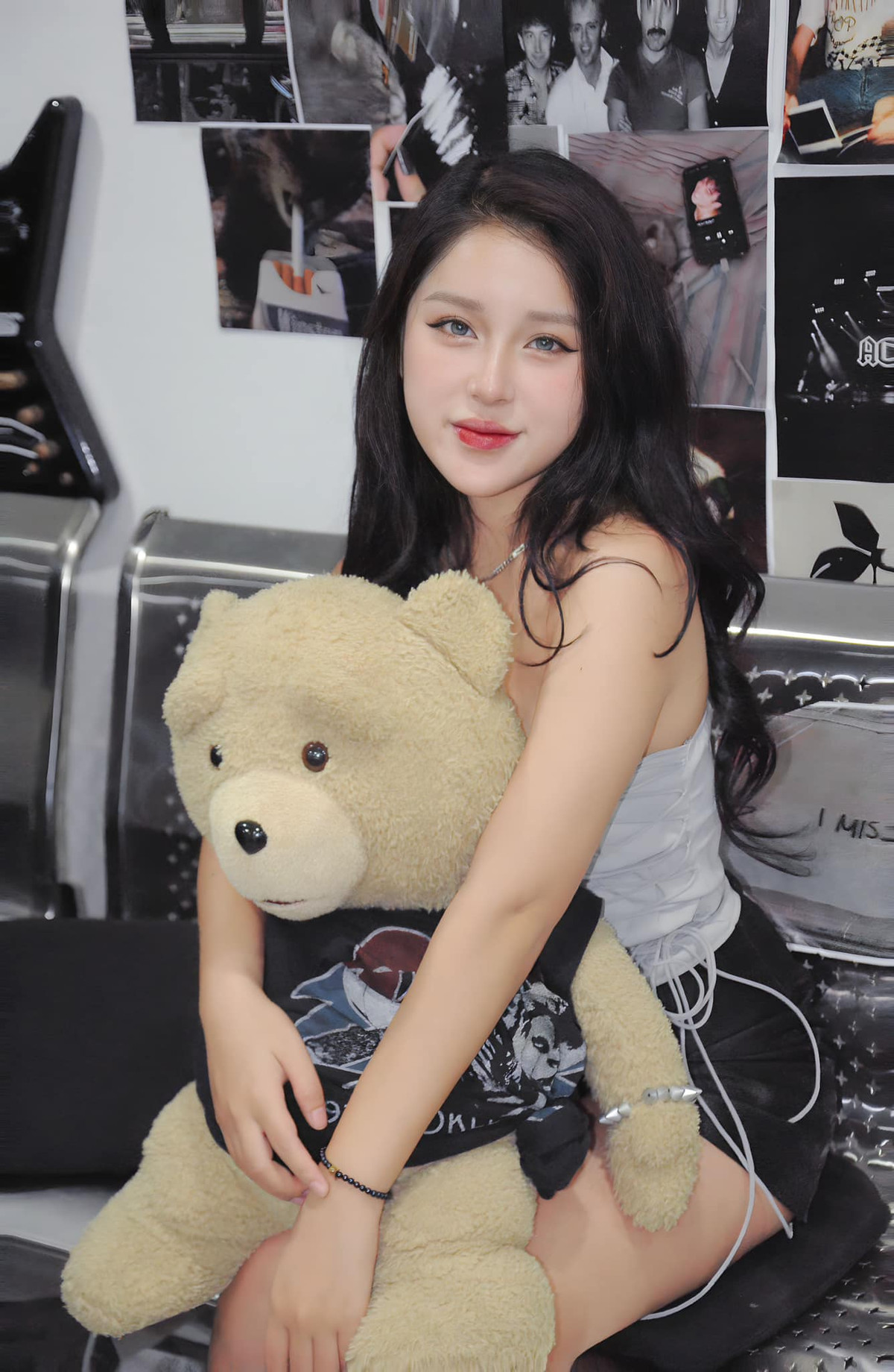 Ngoài đời, Thanh Nga là một người khá chăm chút ngoại hình. Thông qua những hình ảnh mà cô giáo Vật Lý GenZ chia sẻ, có thể thấy cô nàng luôn chỉn chu về khâu trang điểm cùng mái tóc dài mượt mà.