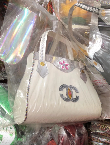 Ngoài những mẫu mã cơ bản như quần áo, tiền vàng thì giờ đây các cơ sở sản xuất vàng mã còn sáng tạo ra vô vàn mặt hàng đa dạng trong đợt rằm tháng 7 năm nay.