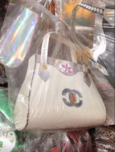 Ngoài những mẫu mã cơ bản như quần áo, tiền vàng thì giờ đây các cơ sở sản xuất vàng mã còn sáng tạo ra vô vàn mặt hàng đa dạng trong đợt rằm tháng 7 năm nay.