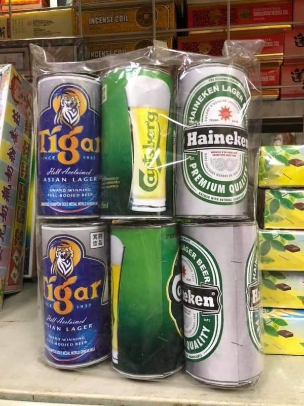 Ấn tượng nhất có lẽ là hình ảnh của những ly trà sữa đủ loại, combo heo quay, gà quay, vịt quay, cho tới cao dán đau lưng, kem đánh răng, bào ngư, vi cá hay thậm chí là cả răng giả cũng được sản xuất để bán cho khách hàng trong thị trường vàng mã rằm tháng 7.