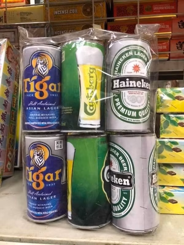 Ấn tượng nhất có lẽ là hình ảnh của những ly trà sữa đủ loại, combo heo quay, gà quay, vịt quay, cho tới cao dán đau lưng, kem đánh răng, bào ngư, vi cá hay thậm chí là cả răng giả cũng được sản xuất để bán cho khách hàng trong thị trường vàng mã rằm tháng 7.