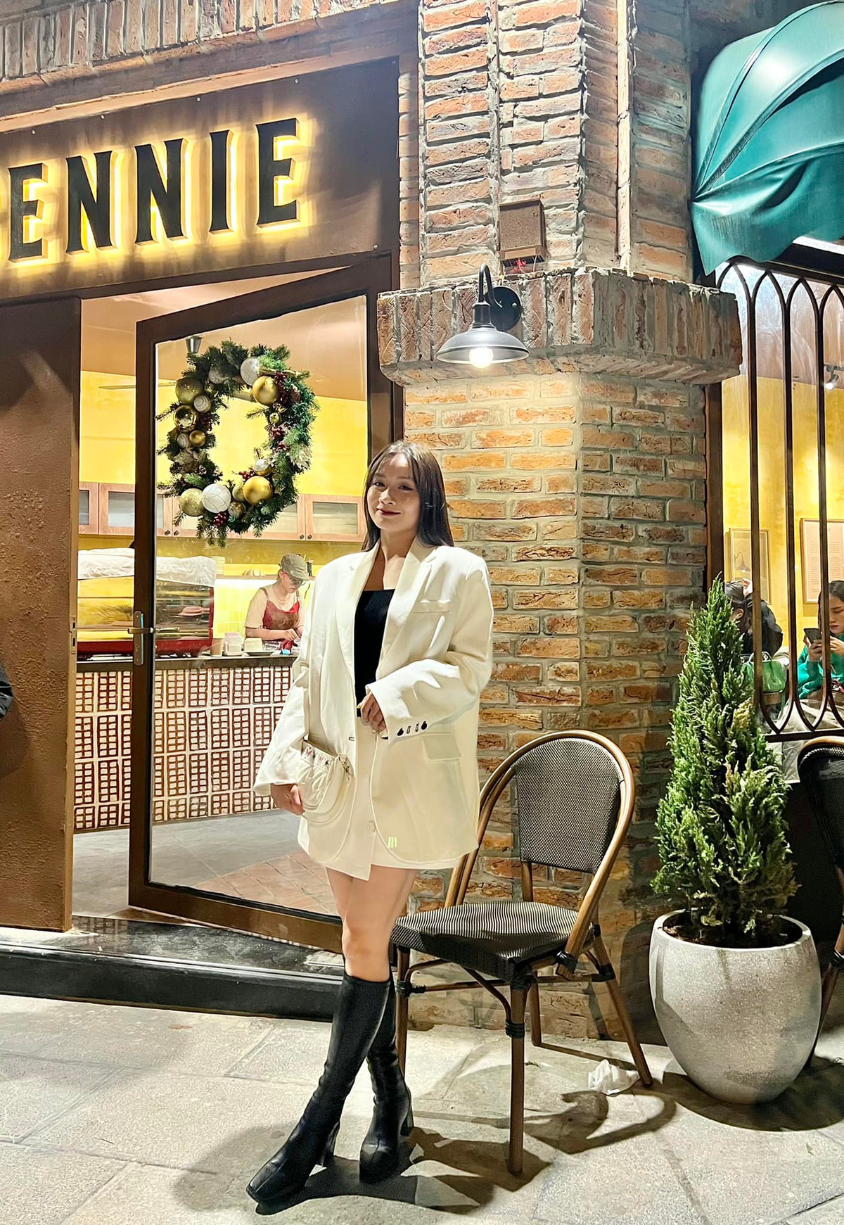 Hoàng Thị Loan vừa trải qua hành trình lịch sử tại World Cup nữ 2023 với đội tuyển nữ Việt Nam. Dù luyện tập và thi đấu giữa trời nắng tuy nhiên cô vẫn sở hữu nước da trắng sáng cùng nụ cười rạng rỡ. Ảnh: FBNV