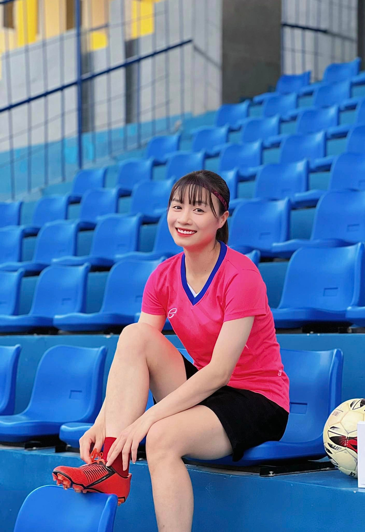 Nữ tuyển thủ sở hữu làn da trắng, nụ cười tỏa nắng và vẻ đẹp mộc mạc.