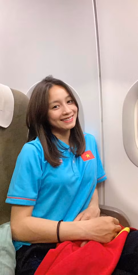 Nhan sắc nổi bật của Hoàng Thị Loan luôn khiến cho fan hâm mộ bóng đá phải say đắm.