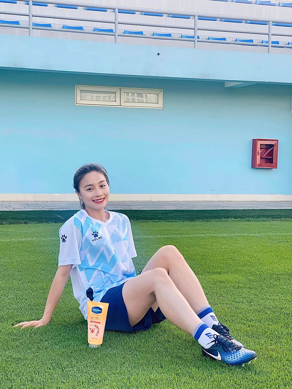 Chính bởi ngoại hình xinh đẹp, cô được khán giả đặt cho biệt danh "hoa khôi sân cỏ".