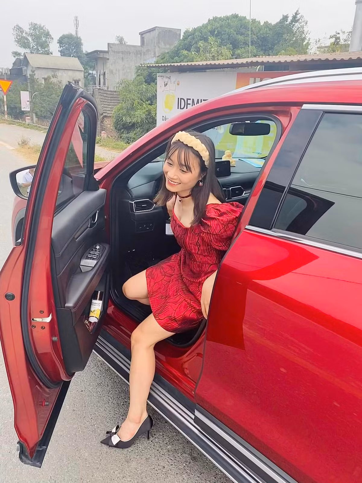 Khi cởi bỏ "quần đùi, áo số", người đẹp cũng không hề kém cạnh mỹ nhân showbiz nào.