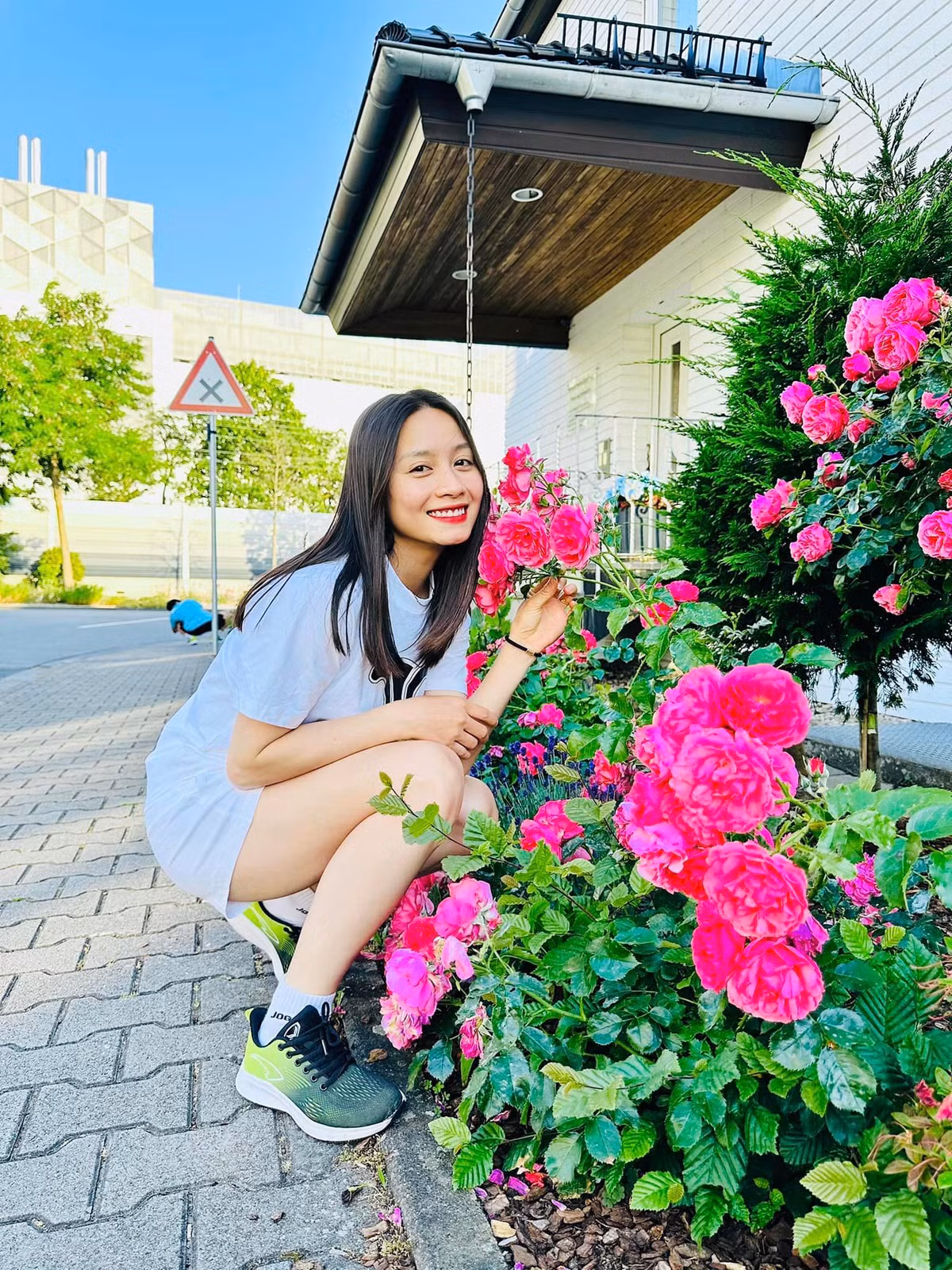 Hoàng Thị Loan cũng sở hữu gu thời trang sành điệu ở ngoài đời, mỗi khi rời sân cỏ.