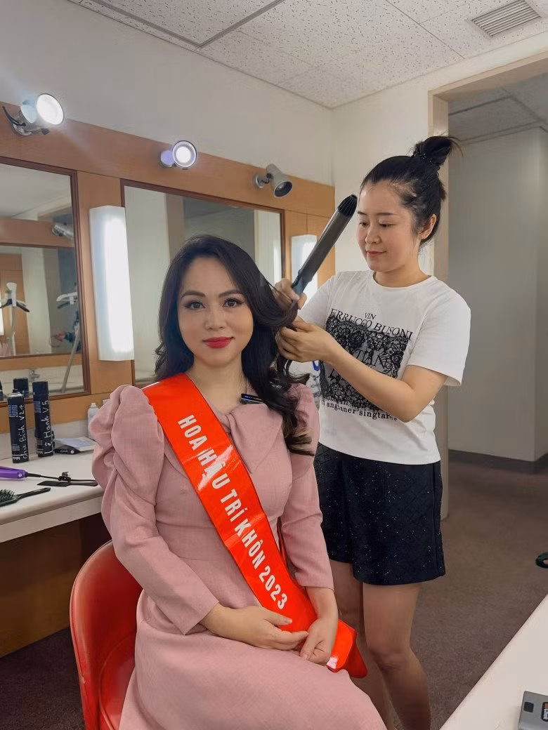 Ngoài ra, nữ BTV này cũng khẳng định thêm, thi Hoa hậu không có tội, không có gì sai cả, sai là ở việc tổ chức ồ ạt.