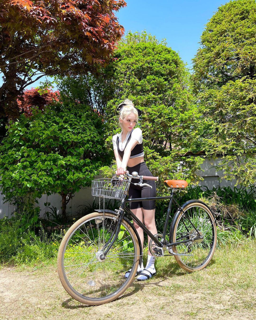 Somi mang 2 dòng máu Canada - Hàn Quốc. Cha của cô là người gốc Hà Lan.