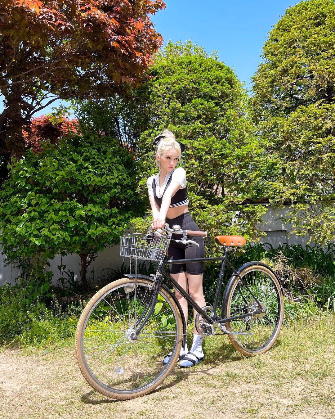 Somi mang 2 dòng máu Canada - Hàn Quốc. Cha của cô là người gốc Hà Lan.