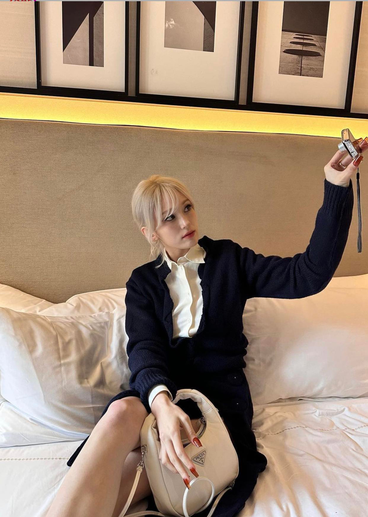 Trong những hình ảnh mới nhất, Jeon Somi khiến công chúng trầm trồ bởi thân hình thon gọn nuột nà, chuẩn như "búp bê sống".