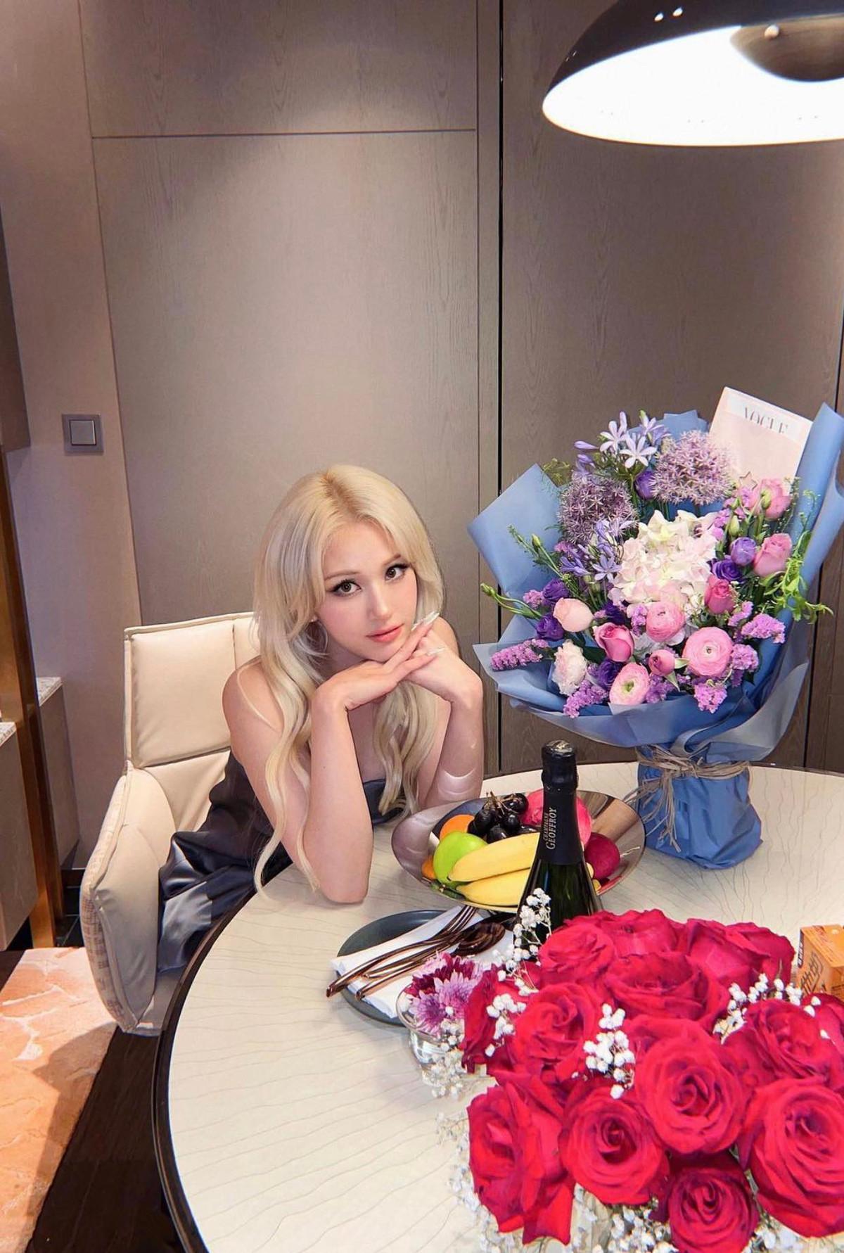 Cô cũng gây ấn tượng với nhan sắc rạng rỡ, gương mặt đẹp không góc chết và làn da trắng nõn nà.