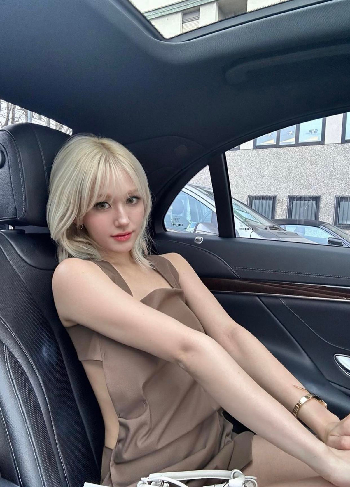 Jeon Somi chuộng phong cách thời trang quyến rũ và cá tính, tôn lên vóc dáng gợi cảm và vẻ đẹp lai ấn tượng.