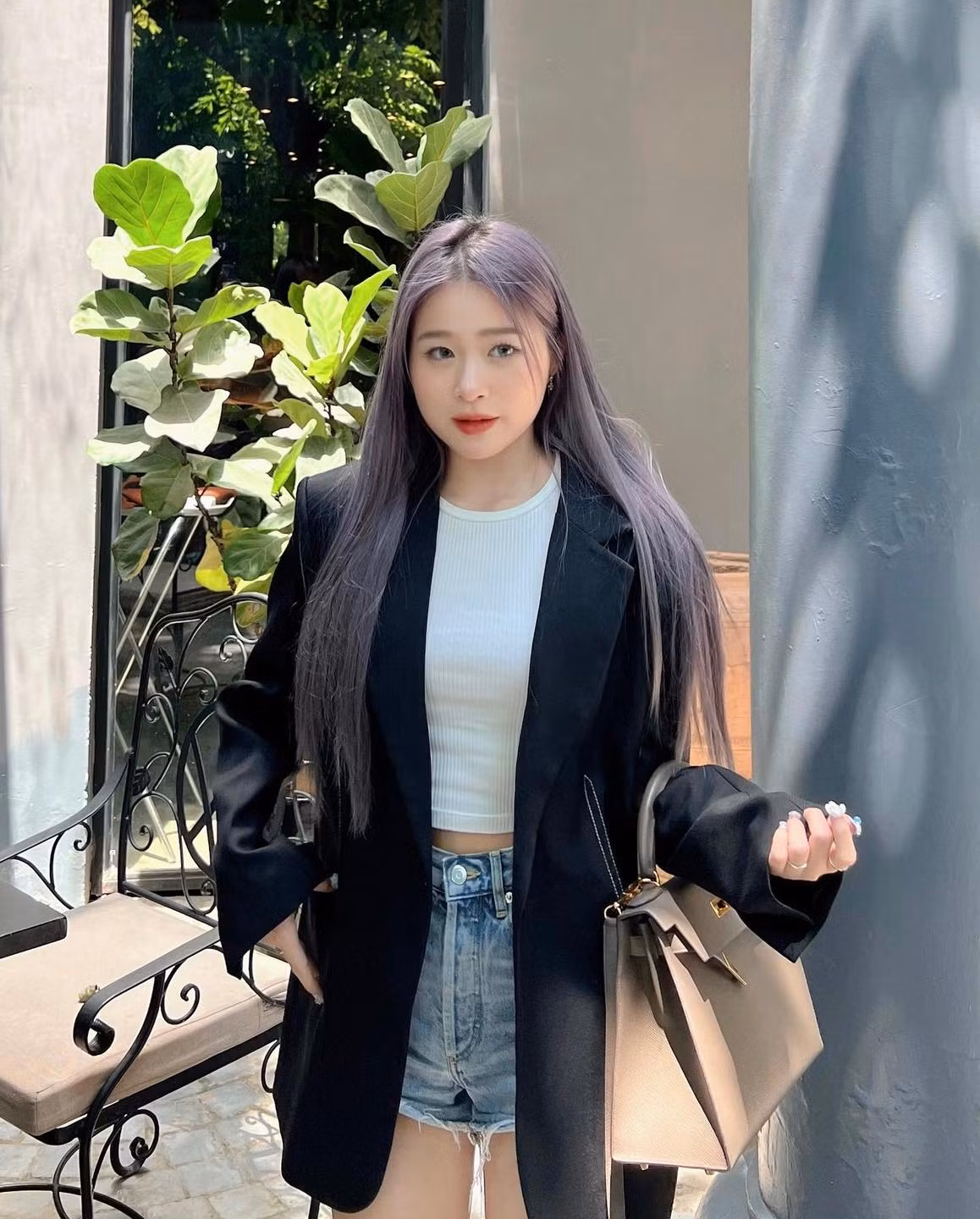 Trong lứa rich kid thế hệ mới nói riêng và Gen Z nổi đình đám nhất nhì mạng xã hội thì không thể bỏ qua cái tên Châu Anh ( Chao).