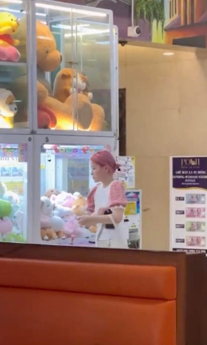 Dù hình ảnh không quá rõ nét nhưng nhiều người vẫn nhận thấy vẻ ngoài nổi bật nhờ mái tóc hồng, làn da trắng của Chao.